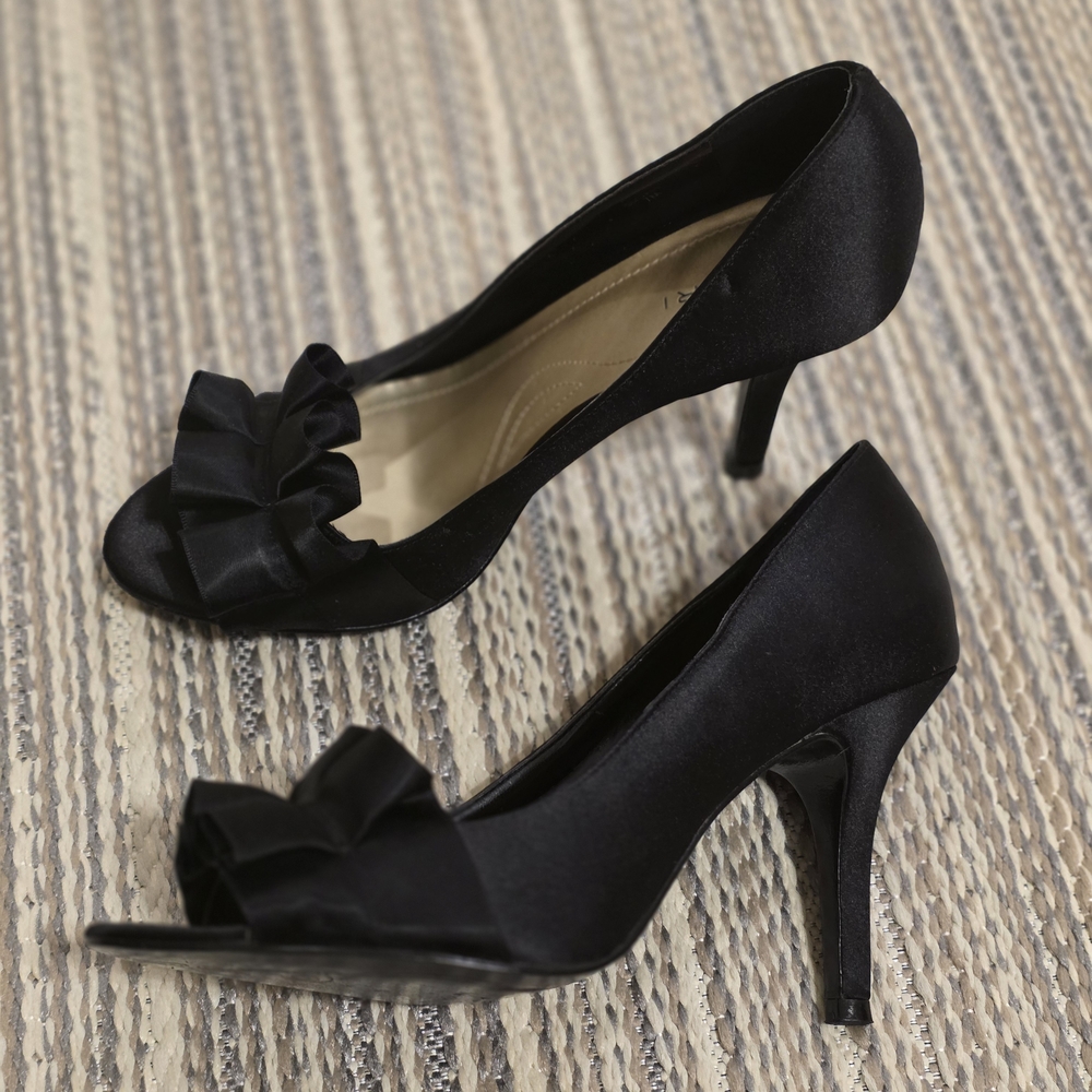 TAHARI Sloan Black Satin Ruffle Peep Toe Heels Pumps